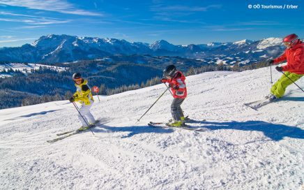 Skigebiet Dachtein West Familie vor Panorama - © OÖ Tourismus / Erber