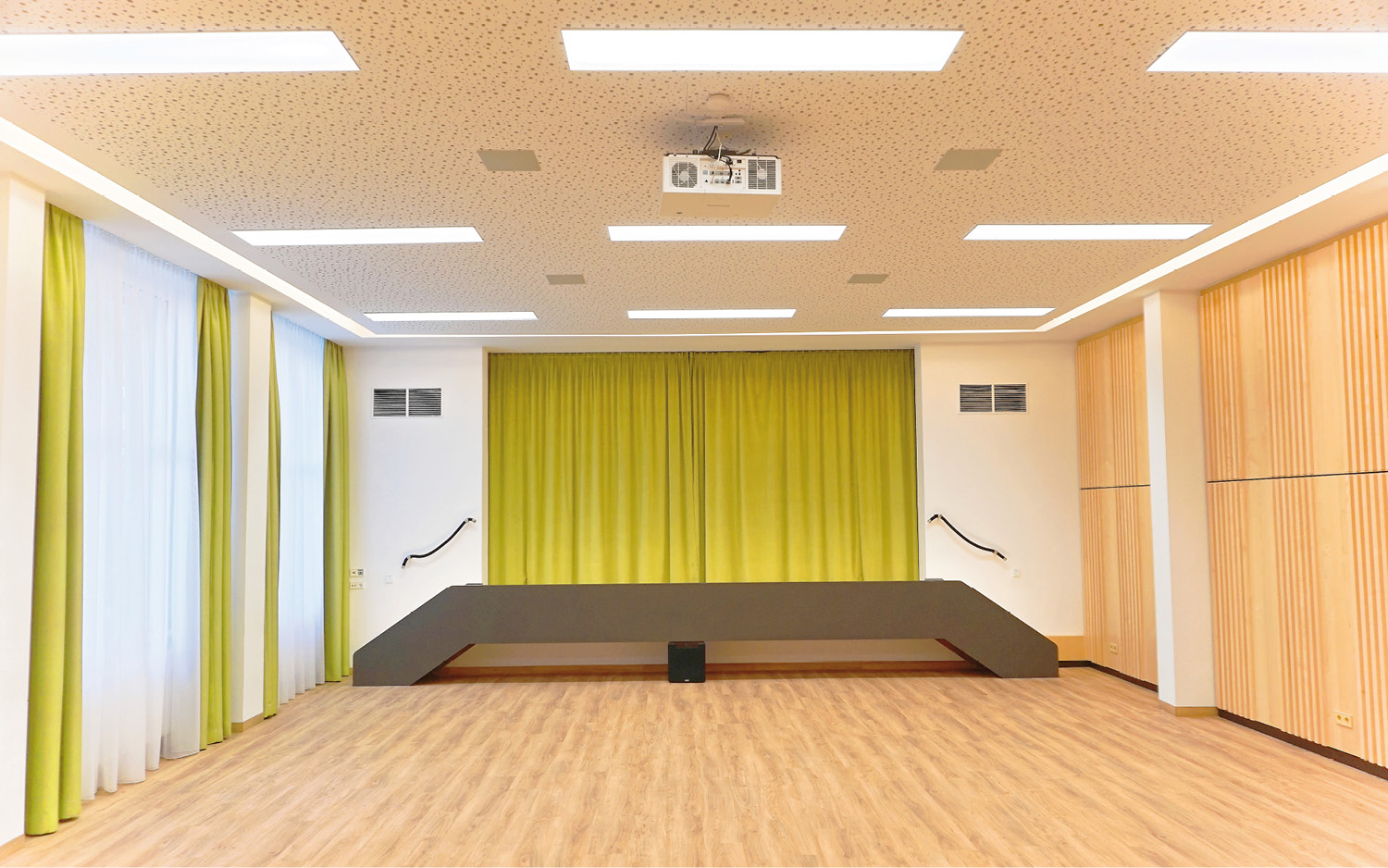 Jugendgästehaus Bad Ischl Festsaal mit Musikbühne