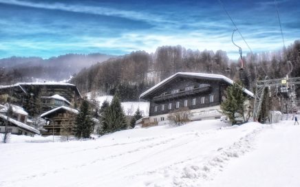 Jugendgästehaus Heiligenblut am Großglockner - Skihang beim Haus im Winter