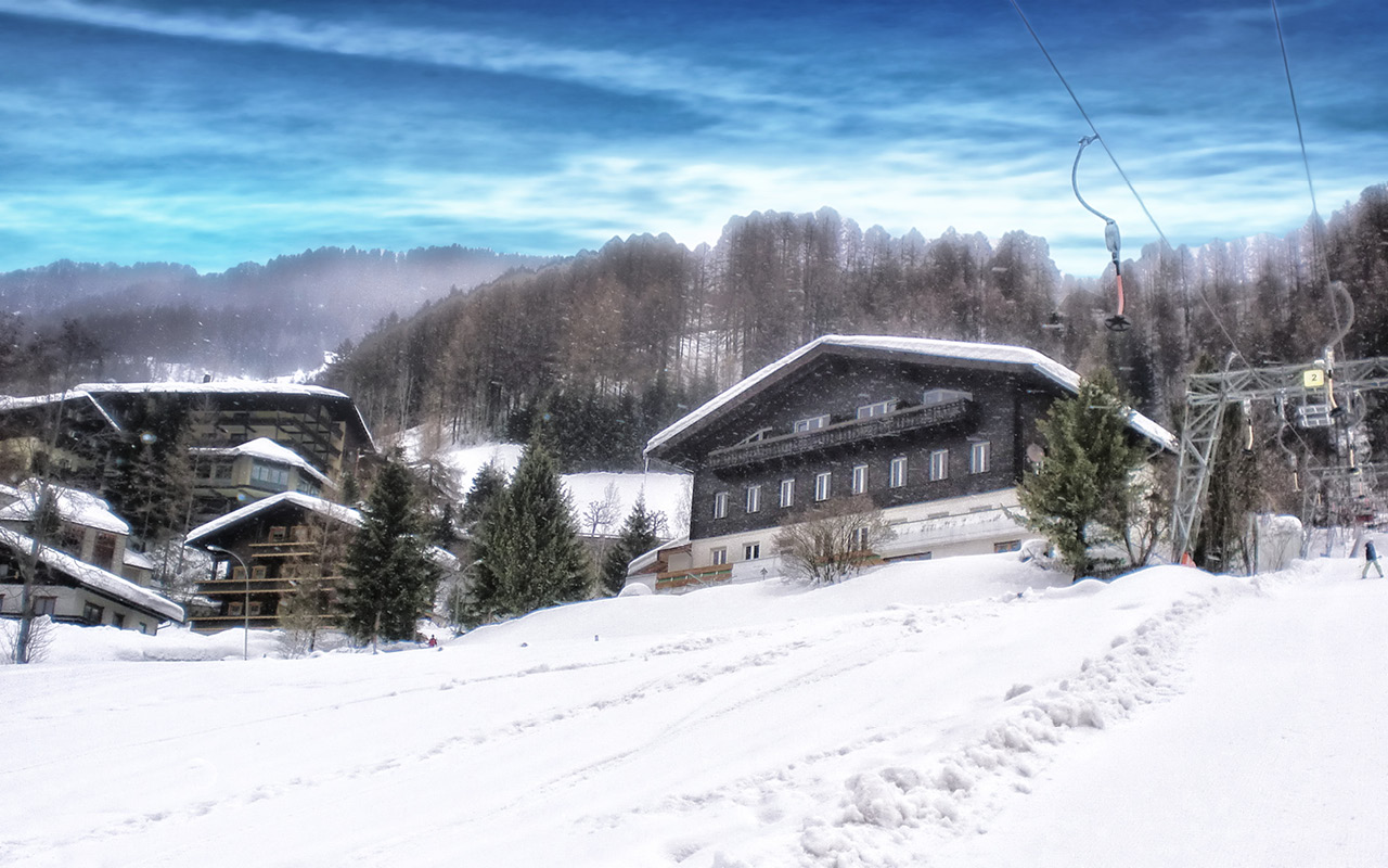 Jugendgästehaus Heiligenblut am Großglockner - Skihang beim Haus im Winter