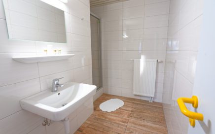 Jugendgästehaus Klagenfurt Badezimmer - © Christoph Sammer