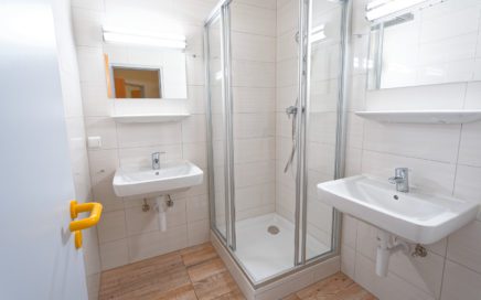 Jugendgästehaus Klagenfurt Badezimmer - © Christoph Sammer