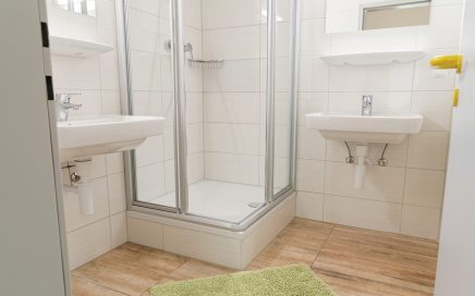 Jugendgästehaus Klagenfurt Badezimmer - © Christoph Sammer
