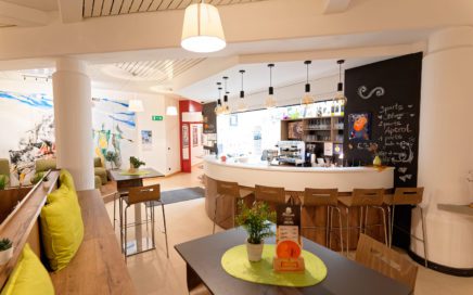 Jugendgästehaus Klagenfurt Lobby Café - © Christoph Sammer