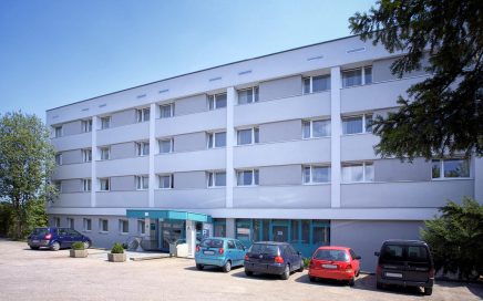 Jugendgästehaus Linz Hausfront Parkplatz