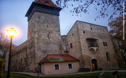 Schloss Ulmerfeld aussen abends - Foto Public Domain