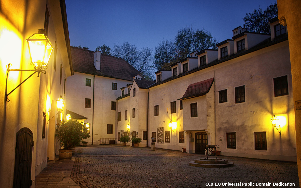 Schloss Ulmerfeld Innenhof abends - Foto Public Domain
