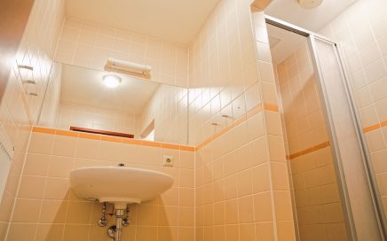 Jugendgästehaus Velden Cap Wörth Badezimmer Haupthaus - © Christoph Sammer