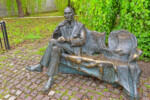 Das Denkmal für den Holocaust-Zeitzeugen Jan Karski steht unweit der Remuh-Synagoge