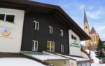 Heiligenblut Haus Winter Jugendgästehaus Heiligenblut am Großglockner - Frontansicht im Winter